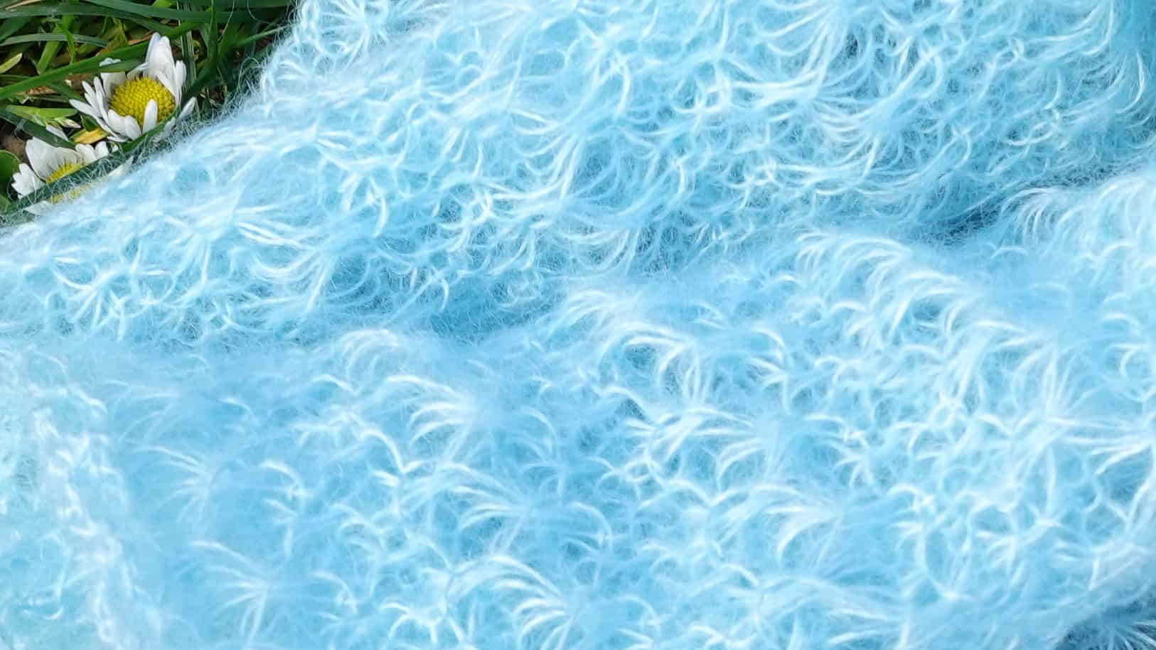 Ein wunderschönes zartes blaues Lace-Tuch gestrickt aus dem japanischen Garn "Koyagi" (Mohair, Seide).